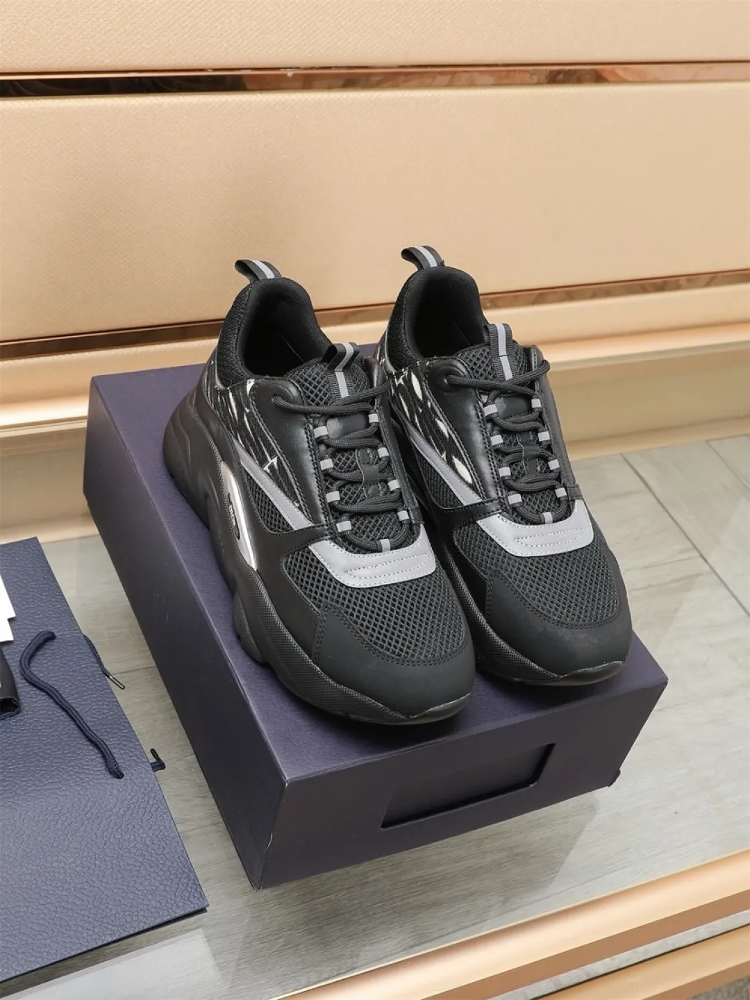 Men's shoes 💰P460💰【Dior】Dior✨ is online at the same time👏 This casual sneaker is a new product in the series and continues Di*r's classic style. The upper is made of original mesh and cow leather, with a two-color textured outsole, and the brand's iconic details on the rear collar and heel to enhance the style. Fashionable and versatile. Wear it with jeans or slacks for a casual look. Size: 38-44 (45 customized)